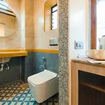 Inn Traveller's - *