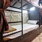 Hostel Sunshine Backpackers, Airport