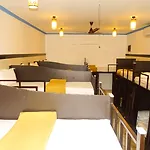 Sunshine Backpackers, Airport