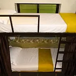 Sunshine Backpackers, Airport