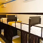 Sunshine Backpackers, Airport