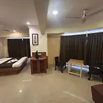 Lucky Goregaon Hotel 3*