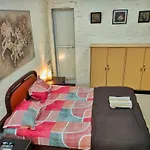 Homestay Ivory Room, Ac, Smart Tv, Ensuite, Independent *