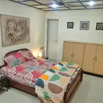 Ivory Room, Ac, Smart Tv, Ensuite, Independent Homestay *