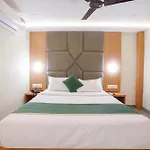 Hotel Crystal By Glitz Hotels