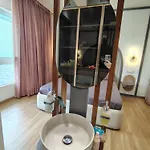 Private Room In A Luxurious Creek View Apartment