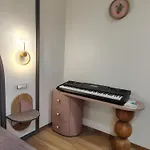 Private Room In A Luxurious Creek View Apartment