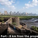 Collection O Khar Road Railway Station Hotel 3*