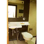 Vista Rooms Near Marine Lines Station