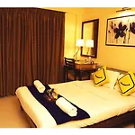 Vista Rooms Near Marine Lines Station
