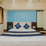 Hotel Oyo 18502 Flagship Sahar International 3*
