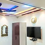 Cozy Furnished One Block From The Ocean Mumbai