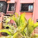 Cozy Furnished Apartment One Block From The Ocean