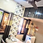 Cozy Furnished One Block From The Ocean Apartment Mumbai