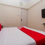 Oyo 12082 Om Apartment