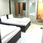 Hotel Holiday Inn Hotel 3*