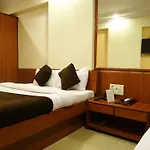 Lucky Goregaon Hotel 3*