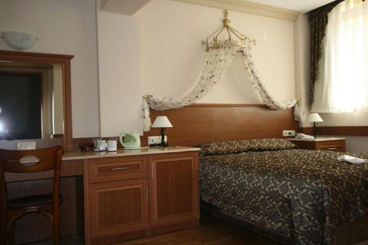 Peninsula Grand Hotel