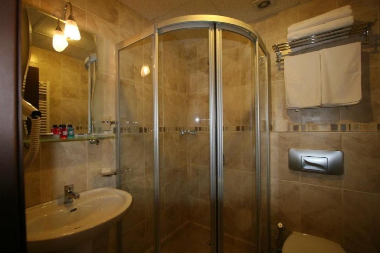 Hotel Peninsula Grand 4*
