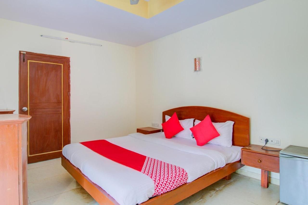 Oyo 66827 Island Club Hotel