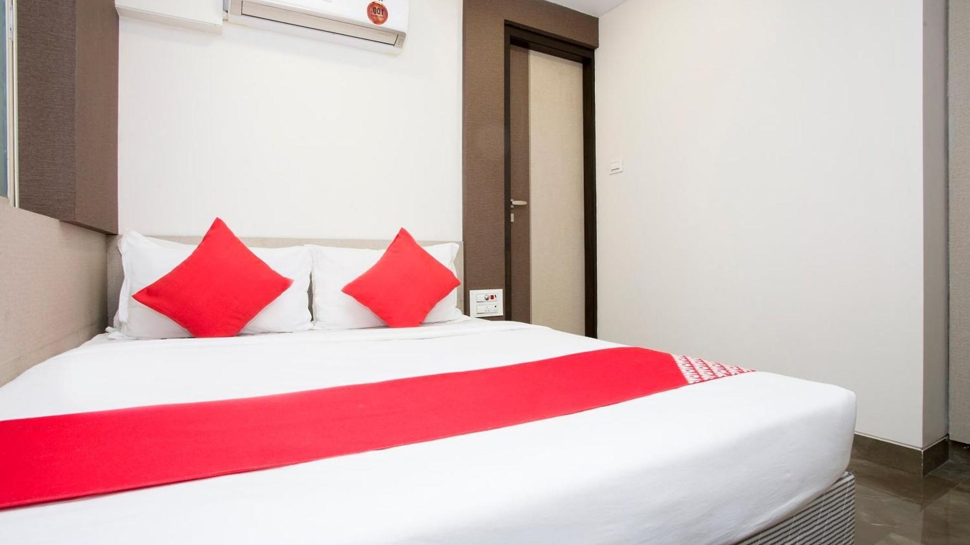 Oyo 29653 Royal Hotel