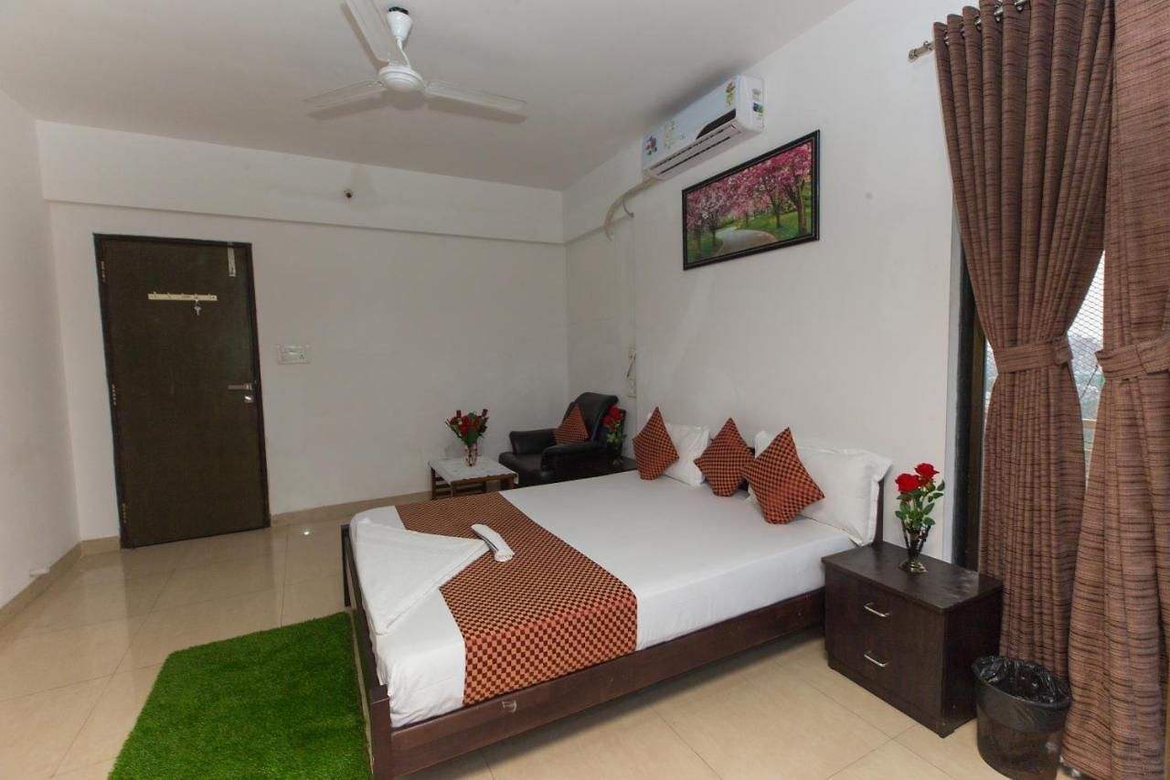 Apartment Aristo Serviced Near Kokilaben Dhirubai Ambani Hospital For Family Only