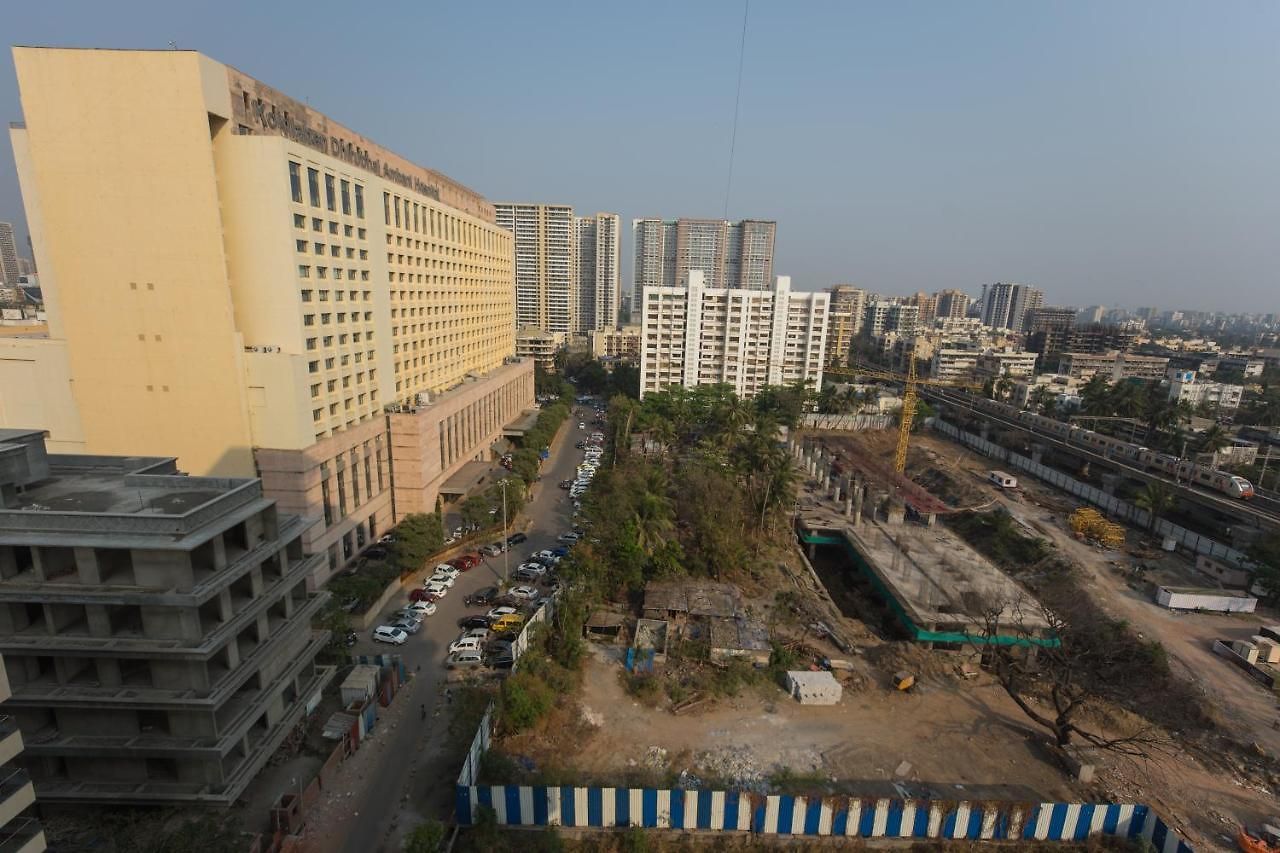 Aristo Serviced Near Kokilaben Dhirubai Ambani Hospital For Family Only *
