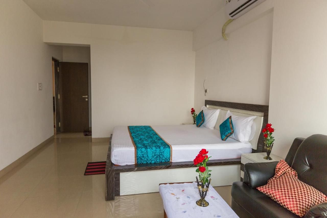 Apartment Aristo Serviced Near Kokilaben Dhirubai Ambani Hospital For Family Only