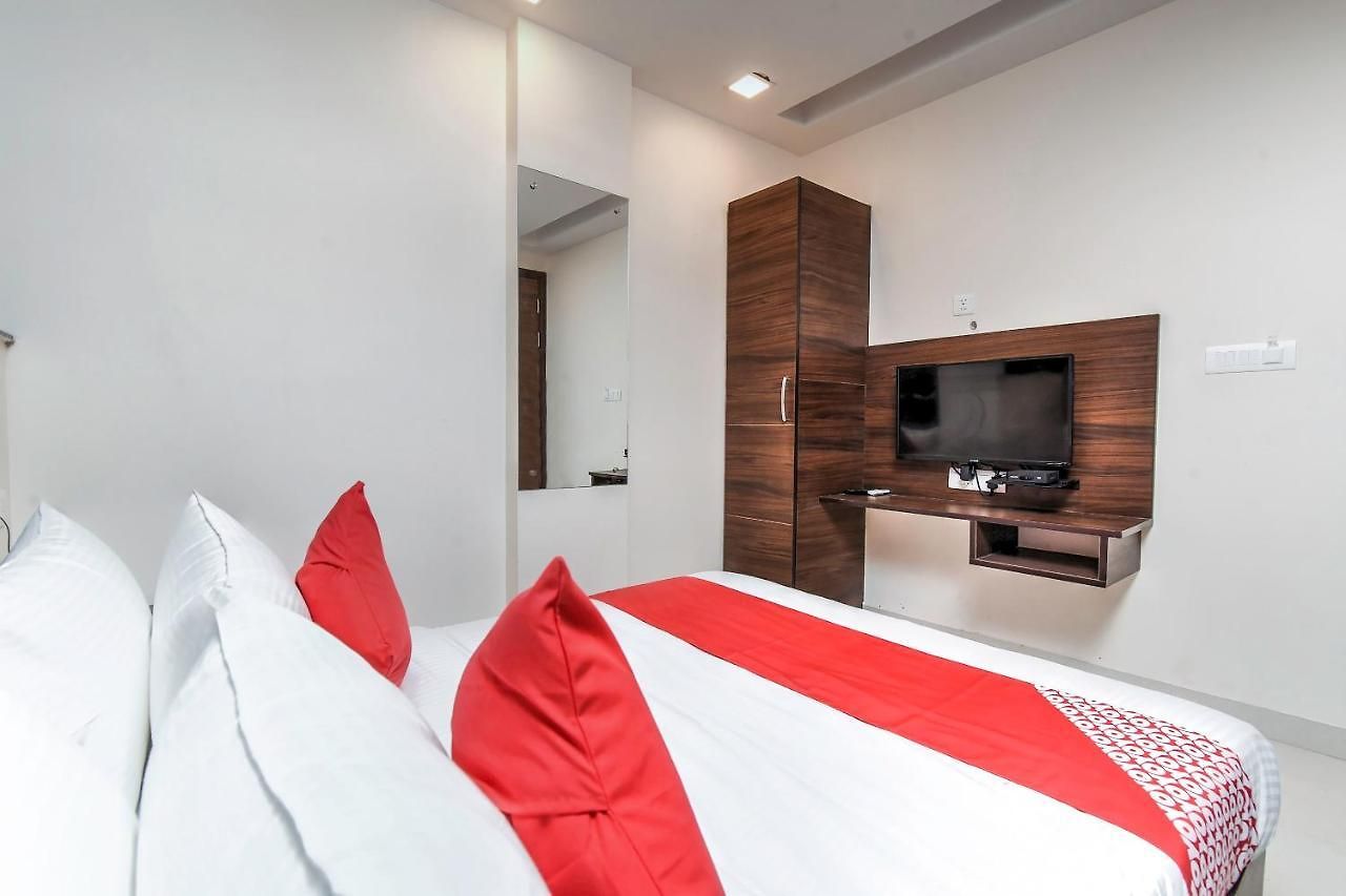 Oyo 77182 Sea Rock Hotel Mumbai