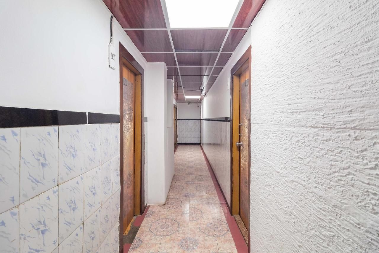 Oyo 71397 Guru 3* Mumbai