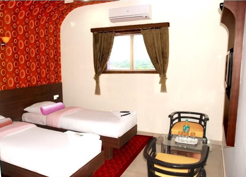 Hotel Fabhotel Adore 3*