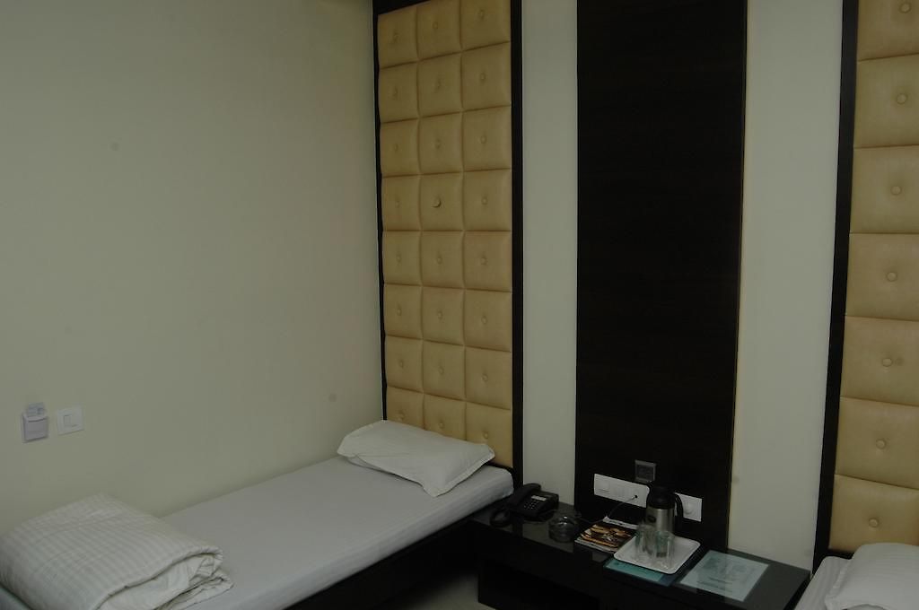 Causeway, Colaba Hotel
