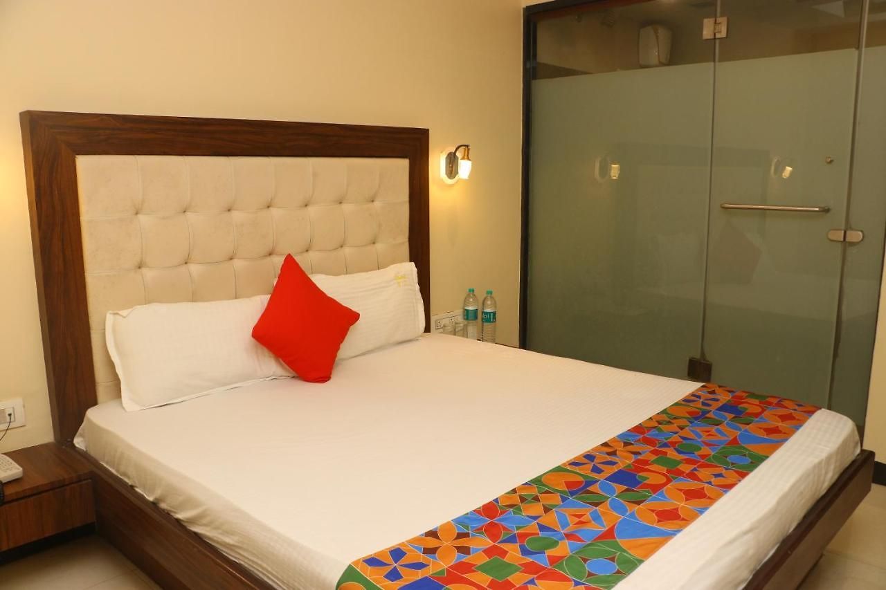 Hotel Yellow Season Motel Mumbai