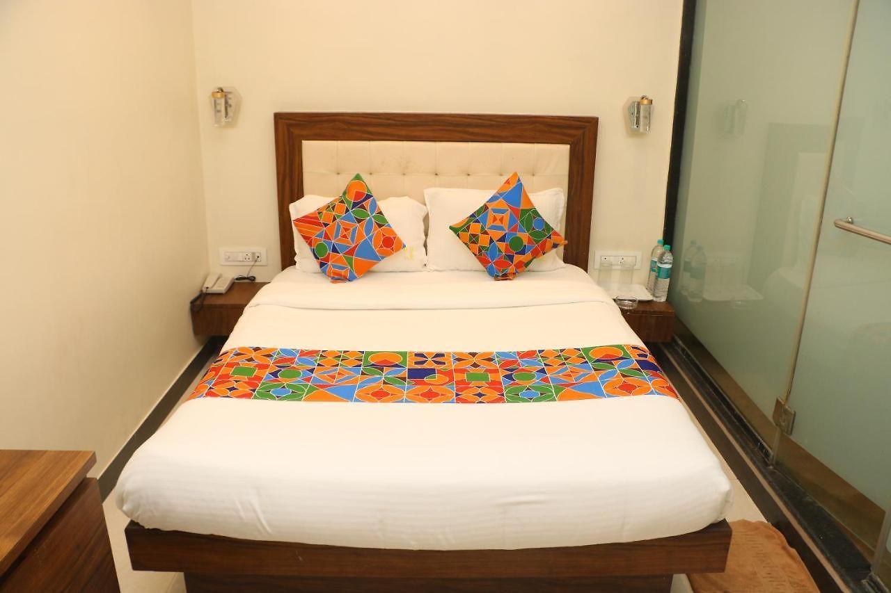 Motel Hotel Yellow Season Mumbai