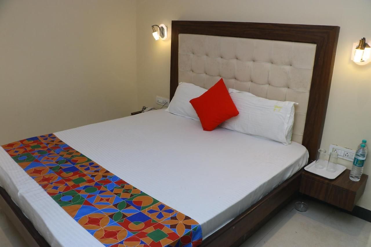 Hotel Yellow Season Motel Mumbai