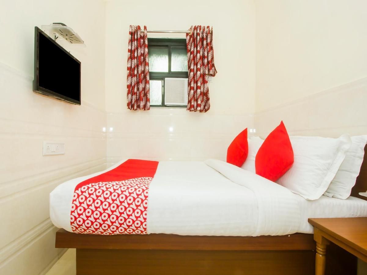 Vaccinated Staff - Oyo 24430 Hotel Baldev Palace 3* Mumbai