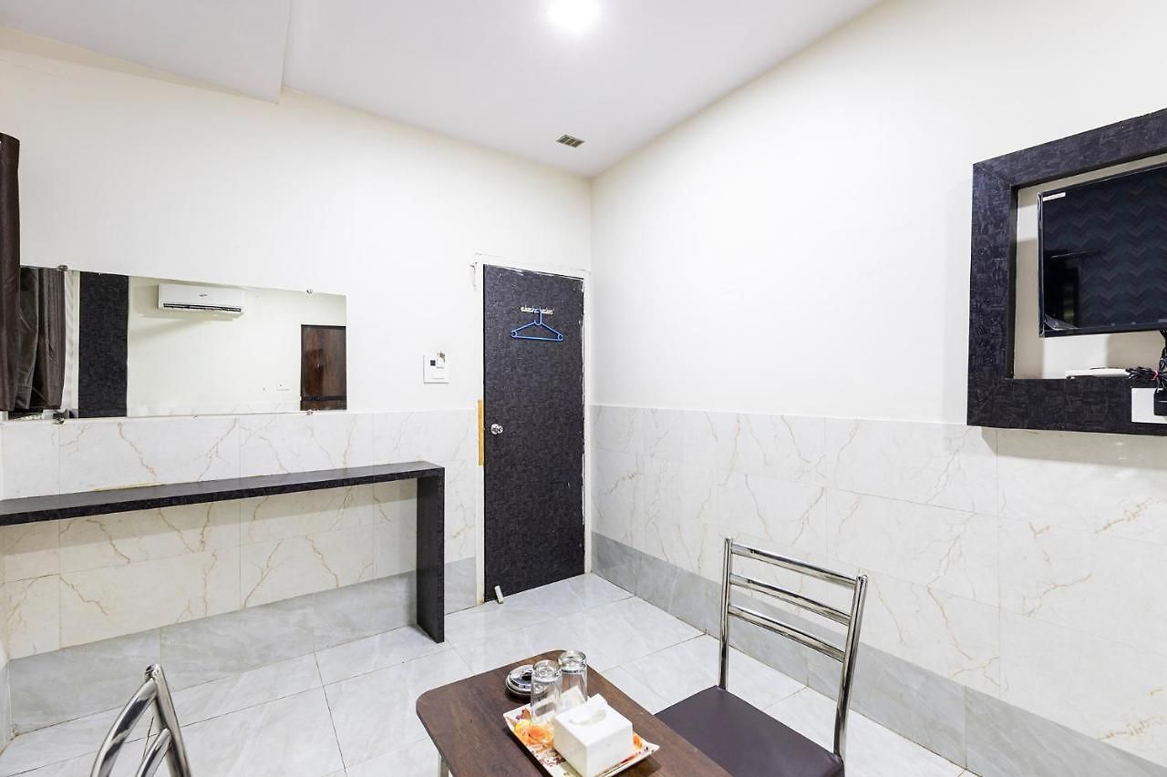 Amrapali Lodging And Boarding Hotel *
