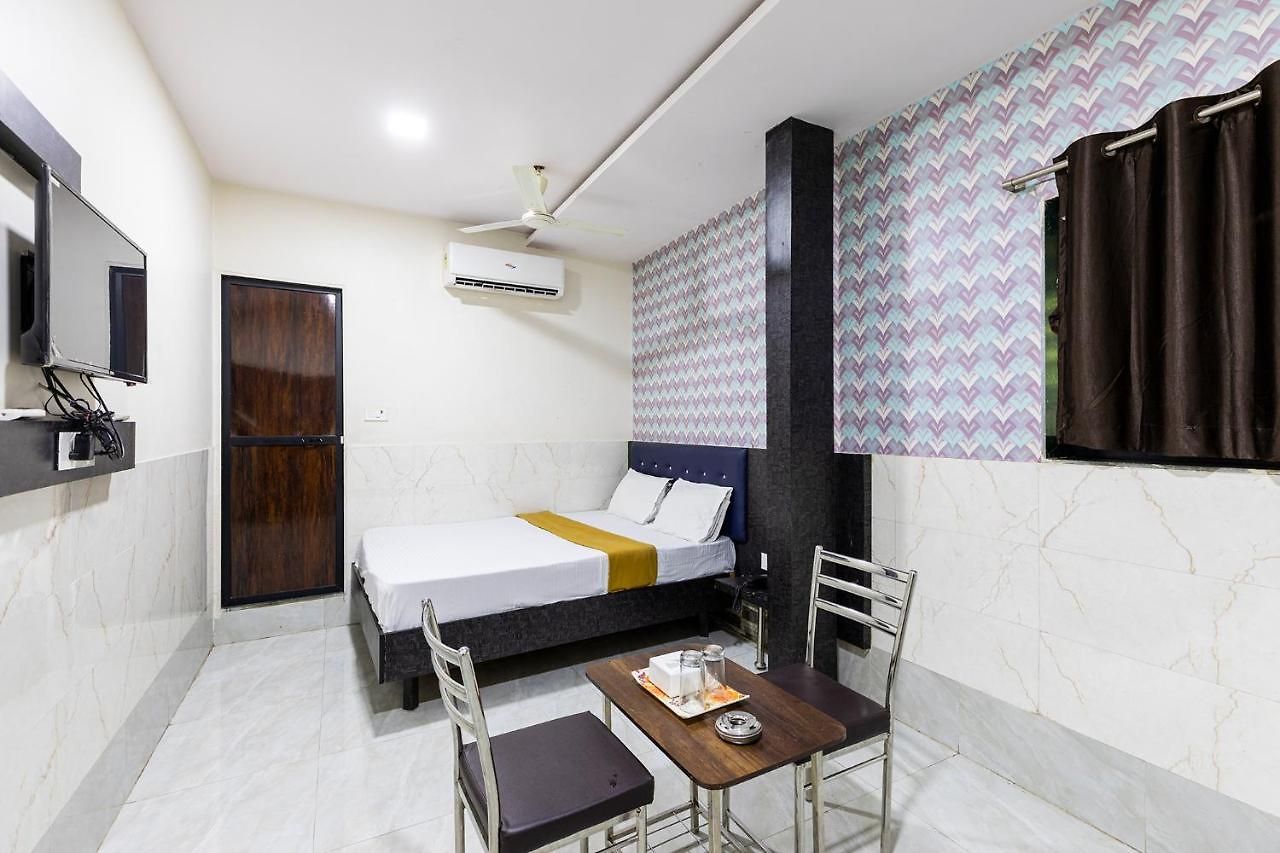 Amrapali Lodging And Boarding *