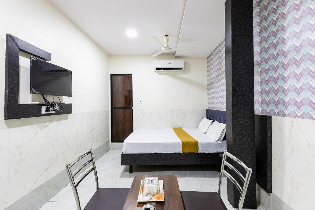 Amrapali Lodging And Boarding