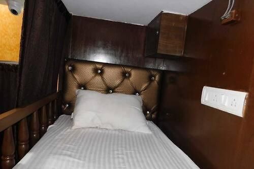 Bed Station Dormitory * Mumbai