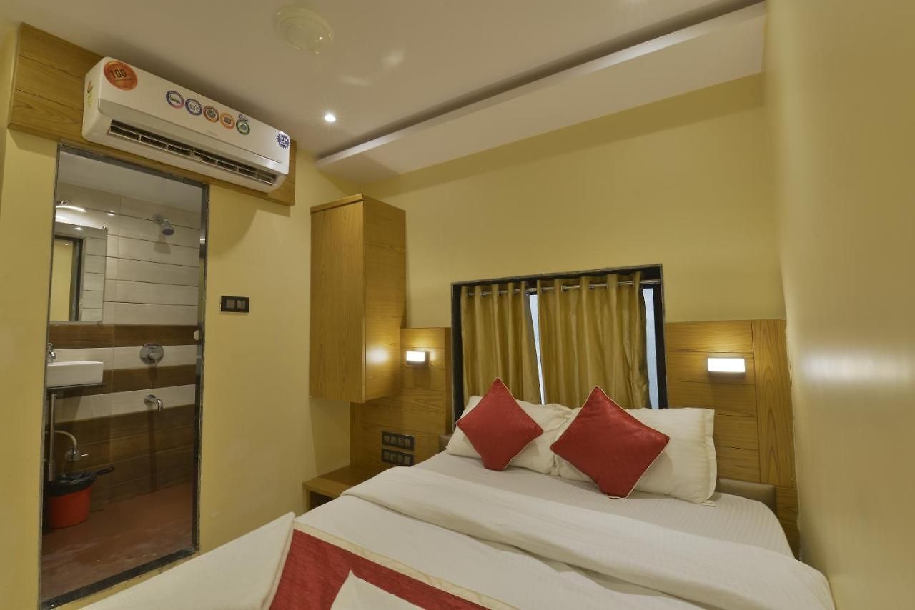 Hotel Residency Park Near Masjid Rly Station South 3*