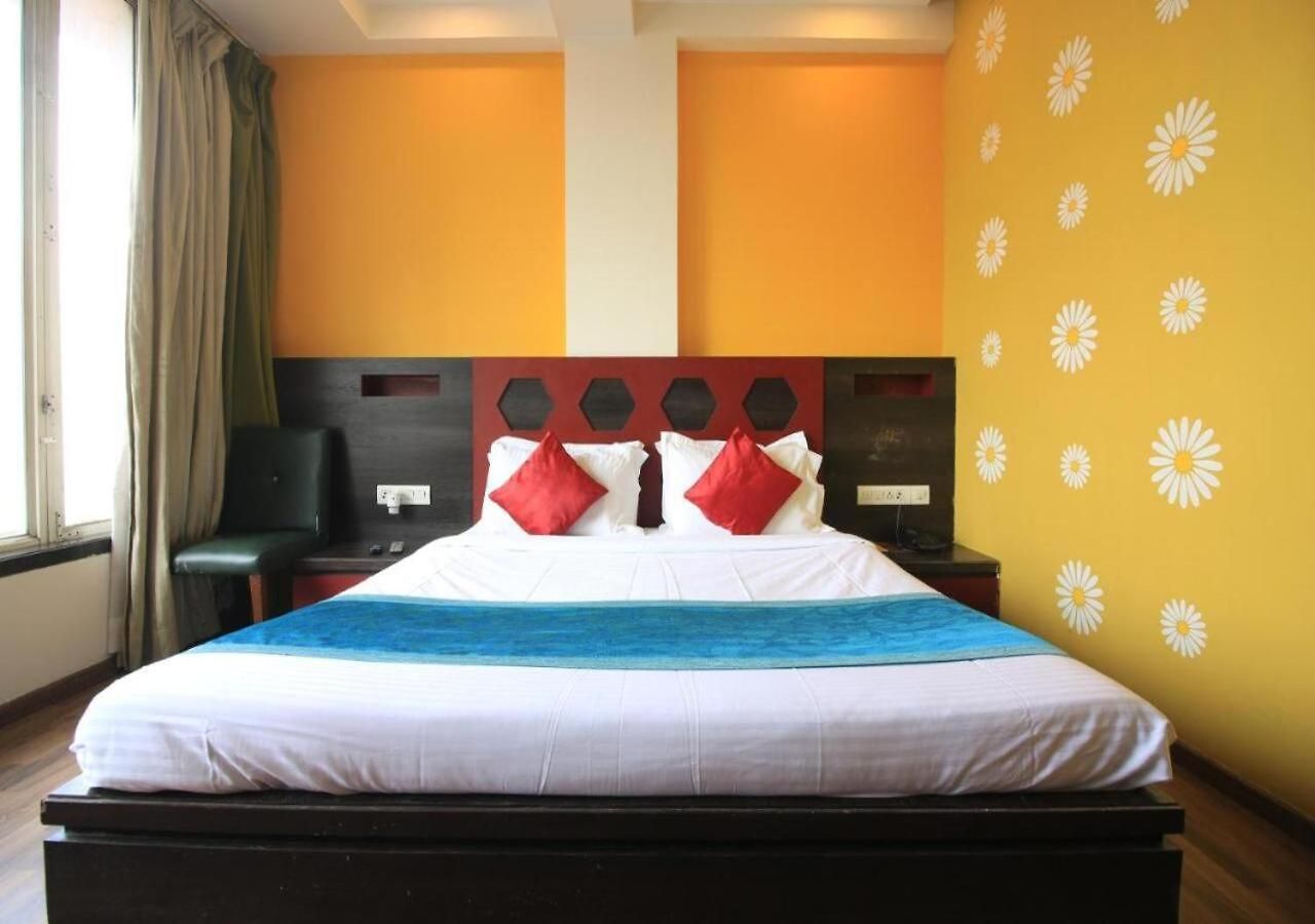 Saroj Plaza Hotel 3*