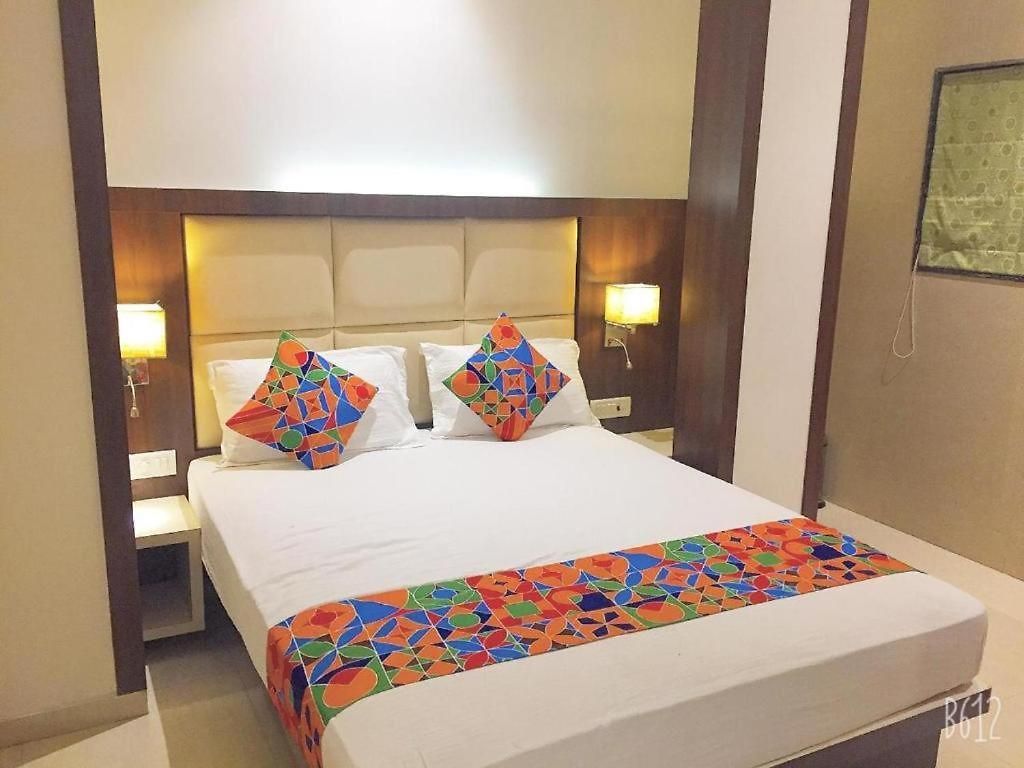 Hotel Royal Oak Pawne Guest house
