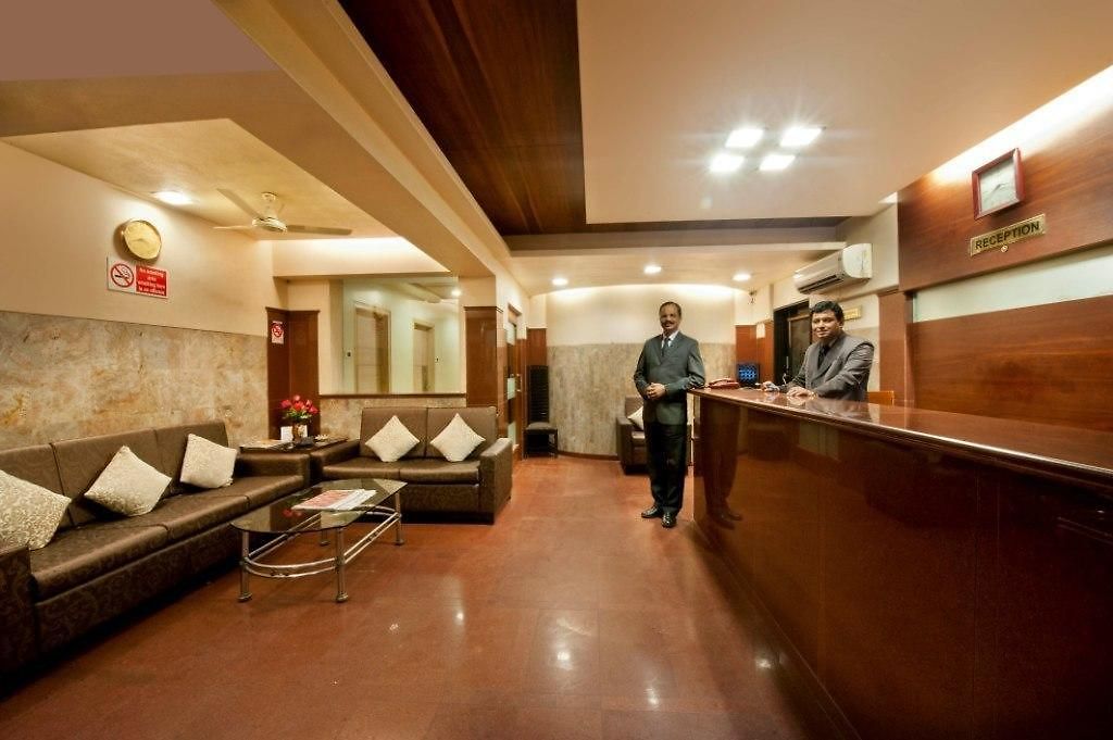 Rajhans Hotel 2*