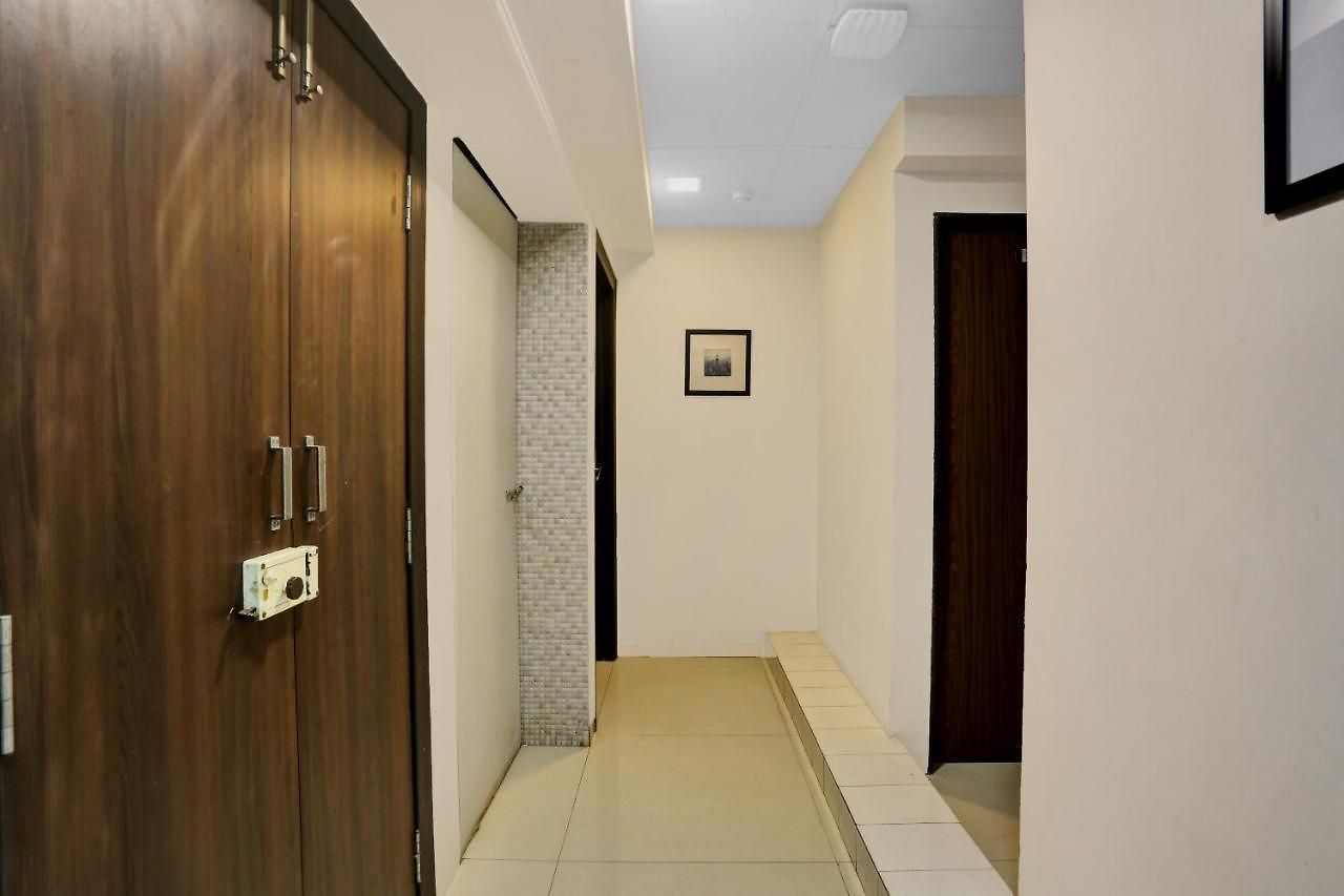 Oyo Flagship 83355 Om Sai Hotel Mumbai
