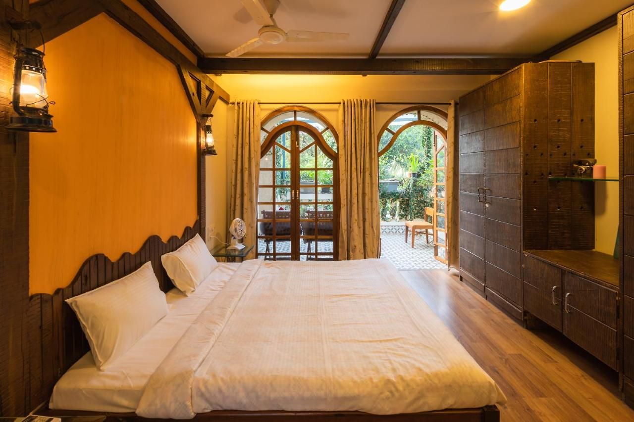 Villa Saffronstays Birdsong - 3br Pet-friendly With Lawns, Treetop Terraces, Gazebo Dining & Tennis Court *