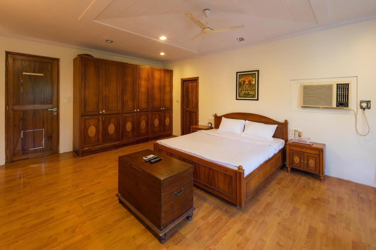 Villa Saffronstays Birdsong - 3br Pet-friendly With Lawns, Treetop Terraces, Gazebo Dining & Tennis Court Mumbai