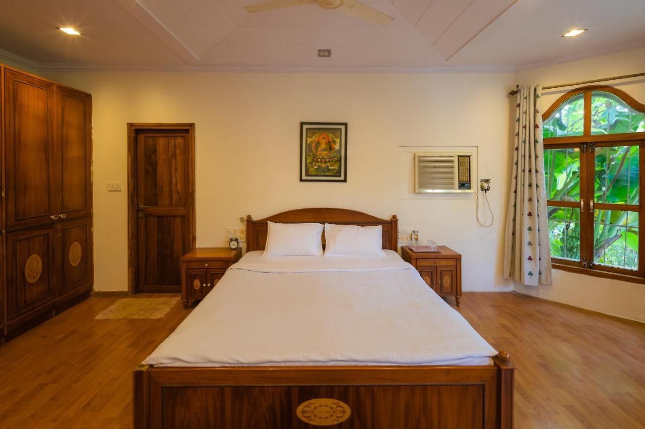 Villa Saffronstays Birdsong - 3br Pet-friendly With Lawns, Treetop Terraces, Gazebo Dining & Tennis Court Mumbai