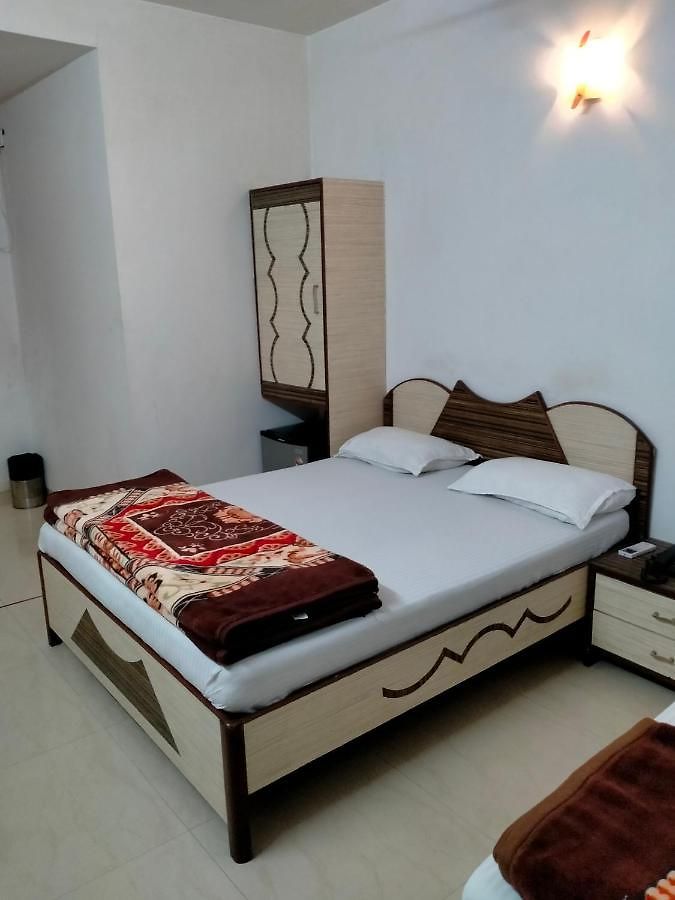 Broadway Colaba 2*