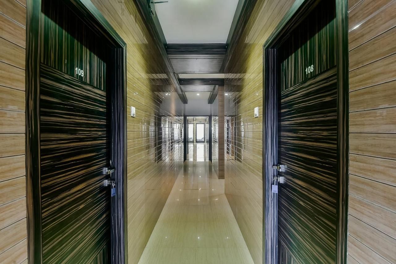 Hotel Oyo 6371 Abrol 3*